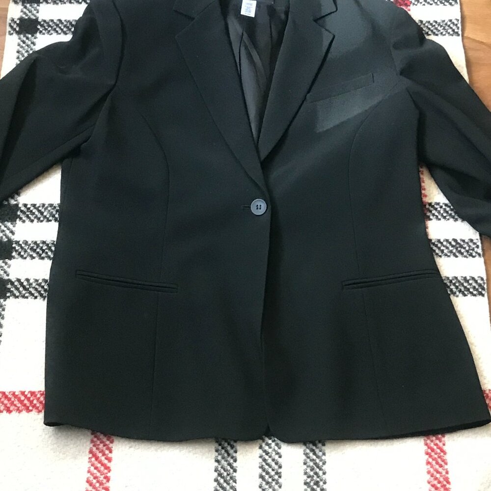 JONES NEW YORK “PLATINUM” , black, one button blazer. Size 14. EUC nwt